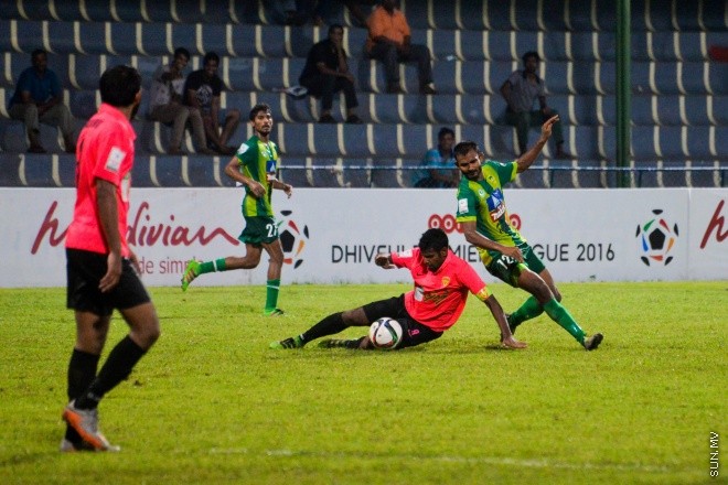 އުރީދޫ ދިވެހި ޕްރިމިއާ ލީގުގައި މާޒިޔާ އާއި ޔުނައިޓެޑް ވިކްޓަރީ މިރޭ ބައްދަލުކުރި މެޗުގެ ތެރެއިން: ގައުމީ ފުޓްބޯޅަ ދަނޑުގައި ކުޅުނު އެ މެޗް  
ނިމުނީ 1-1 ނަތީޖާއަކުން އެއްވަރުވެގެން. އެ ނަތީޖާއާއެކު 13 ޕޮއިންޓާއެކު ލީގުގެ އެއް ވަނާގައި އޮތީ މާޒިޔާ. ކުޅުނު ފަސް މެޗުން ލިބުނު ހަ ޕޮއިންޓާއެކު ޔުނައިޓެޑް ވިކްޓަރީ އޮތީ ލީގުގެ ހަތަރު ވަނާގަ--- ސަން ފޮޓޯ/ މުހައްމަދު އަފްރާހް