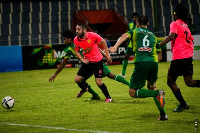 އުރީދޫ ދިވެހި ޕްރިމިއާ ލީގުގައި މާޒިޔާ އާއި ޔުނައިޓެޑް ވިކްޓަރީ މިރޭ ބައްދަލުކުރި މެޗުގެ ތެރެއިން: ގައުމީ ފުޓްބޯޅަ ދަނޑުގައި ކުޅުނު އެ މެޗް  
ނިމުނީ 1-1 ނަތީޖާއަކުން އެއްވަރުވެގެން. އެ ނަތީޖާއާއެކު 13 ޕޮއިންޓާއެކު ލީގުގެ އެއް ވަނާގައި އޮތީ މާޒިޔާ. ކުޅުނު ފަސް މެޗުން ލިބުނު ހަ ޕޮއިންޓާއެކު ޔުނައިޓެޑް ވިކްޓަރީ އޮތީ ލީގުގެ ހަތަރު ވަނާގަ--- ސަން ފޮޓޯ/ މުހައްމަދު އަފްރާހް