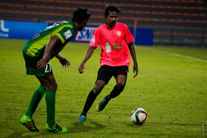 އުރީދޫ ދިވެހި ޕްރިމިއާ ލީގުގައި މާޒިޔާ އާއި ޔުނައިޓެޑް ވިކްޓަރީ މިރޭ ބައްދަލުކުރި މެޗުގެ ތެރެއިން: ގައުމީ ފުޓްބޯޅަ ދަނޑުގައި ކުޅުނު އެ މެޗް  
ނިމުނީ 1-1 ނަތީޖާއަކުން އެއްވަރުވެގެން. އެ ނަތީޖާއާއެކު 13 ޕޮއިންޓާއެކު ލީގުގެ އެއް ވަނާގައި އޮތީ މާޒިޔާ. ކުޅުނު ފަސް މެޗުން ލިބުނު ހަ ޕޮއިންޓާއެކު ޔުނައިޓެޑް ވިކްޓަރީ އޮތީ ލީގުގެ ހަތަރު ވަނާގަ--- ސަން ފޮޓޯ/ މުހައްމަދު އަފްރާހް