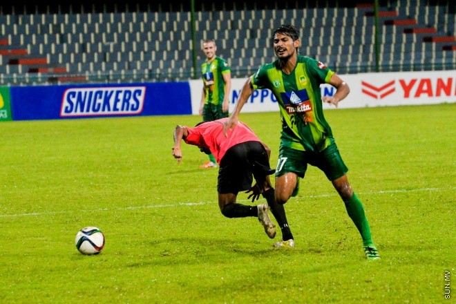 އުރީދޫ ދިވެހި ޕްރިމިއާ ލީގުގައި މާޒިޔާ އާއި ޔުނައިޓެޑް ވިކްޓަރީ މިރޭ ބައްދަލުކުރި މެޗުގެ ތެރެއިން: ގައުމީ ފުޓްބޯޅަ ދަނޑުގައި ކުޅުނު އެ މެޗް  
ނިމުނީ 1-1 ނަތީޖާއަކުން އެއްވަރުވެގެން. އެ ނަތީޖާއާއެކު 13 ޕޮއިންޓާއެކު ލީގުގެ އެއް ވަނާގައި އޮތީ މާޒިޔާ. ކުޅުނު ފަސް މެޗުން ލިބުނު ހަ ޕޮއިންޓާއެކު ޔުނައިޓެޑް ވިކްޓަރީ އޮތީ ލީގުގެ ހަތަރު ވަނާގަ--- ސަން ފޮޓޯ/ މުހައްމަދު އަފްރާހް