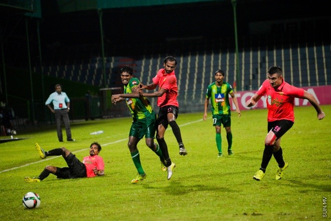 އުރީދޫ ދިވެހި ޕްރިމިއާ ލީގުގައި މާޒިޔާ އާއި ޔުނައިޓެޑް ވިކްޓަރީ މިރޭ ބައްދަލުކުރި މެޗުގެ ތެރެއިން: ގައުމީ ފުޓްބޯޅަ ދަނޑުގައި ކުޅުނު އެ މެޗް  
ނިމުނީ 1-1 ނަތީޖާއަކުން އެއްވަރުވެގެން. އެ ނަތީޖާއާއެކު 13 ޕޮއިންޓާއެކު ލީގުގެ އެއް ވަނާގައި އޮތީ މާޒިޔާ. ކުޅުނު ފަސް މެޗުން ލިބުނު ހަ ޕޮއިންޓާއެކު ޔުނައިޓެޑް ވިކްޓަރީ އޮތީ ލީގުގެ ހަތަރު ވަނާގަ--- ސަން ފޮޓޯ/ މުހައްމަދު އަފްރާހް