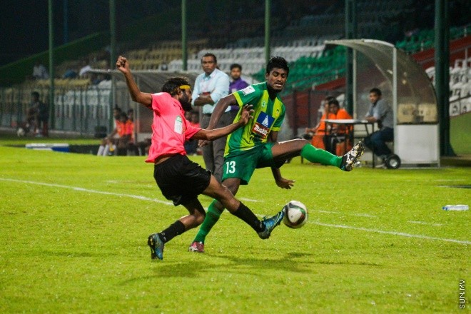 އުރީދޫ ދިވެހި ޕްރިމިއާ ލީގުގައި މާޒިޔާ އާއި ޔުނައިޓެޑް ވިކްޓަރީ މިރޭ ބައްދަލުކުރި މެޗުގެ ތެރެއިން: ގައުމީ ފުޓްބޯޅަ ދަނޑުގައި ކުޅުނު އެ މެޗް  
ނިމުނީ 1-1 ނަތީޖާއަކުން އެއްވަރުވެގެން. އެ ނަތީޖާއާއެކު 13 ޕޮއިންޓާއެކު ލީގުގެ އެއް ވަނާގައި އޮތީ މާޒިޔާ. ކުޅުނު ފަސް މެޗުން ލިބުނު ހަ ޕޮއިންޓާއެކު ޔުނައިޓެޑް ވިކްޓަރީ އޮތީ ލީގުގެ ހަތަރު ވަނާގަ--- ސަން ފޮޓޯ/ މުހައްމަދު އަފްރާހް