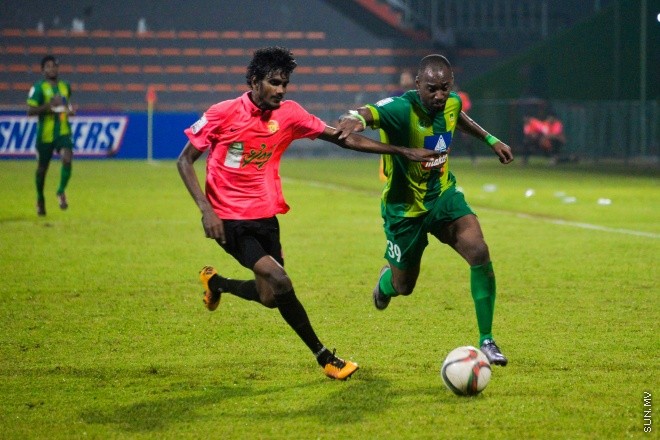 އުރީދޫ ދިވެހި ޕްރިމިއާ ލީގުގައި މާޒިޔާ އާއި ޔުނައިޓެޑް ވިކްޓަރީ މިރޭ ބައްދަލުކުރި މެޗުގެ ތެރެއިން: ގައުމީ ފުޓްބޯޅަ ދަނޑުގައި ކުޅުނު އެ މެޗް  
ނިމުނީ 1-1 ނަތީޖާއަކުން އެއްވަރުވެގެން. އެ ނަތީޖާއާއެކު 13 ޕޮއިންޓާއެކު ލީގުގެ އެއް ވަނާގައި އޮތީ މާޒިޔާ. ކުޅުނު ފަސް މެޗުން ލިބުނު ހަ ޕޮއިންޓާއެކު ޔުނައިޓެޑް ވިކްޓަރީ އޮތީ ލީގުގެ ހަތަރު ވަނާގަ--- ސަން ފޮޓޯ/ މުހައްމަދު އަފްރާހް
