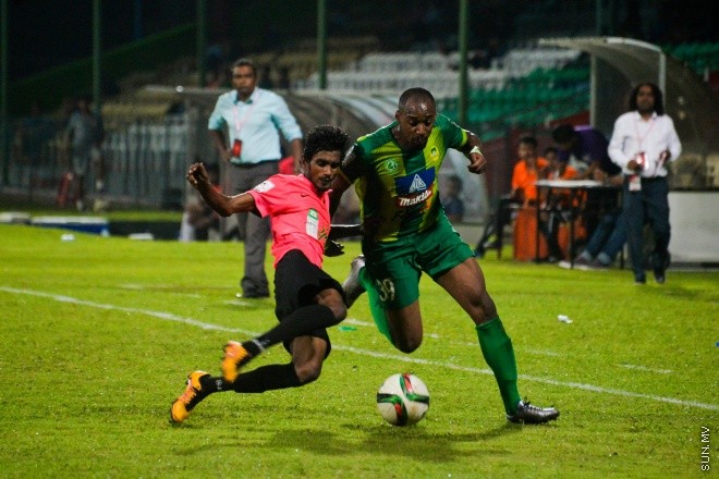 އުރީދޫ ދިވެހި ޕްރިމިއާ ލީގުގައި މާޒިޔާ އާއި ޔުނައިޓެޑް ވިކްޓަރީ މިރޭ ބައްދަލުކުރި މެޗުގެ ތެރެއިން: ގައުމީ ފުޓްބޯޅަ ދަނޑުގައި ކުޅުނު އެ މެޗް  
ނިމުނީ 1-1 ނަތީޖާއަކުން އެއްވަރުވެގެން. އެ ނަތީޖާއާއެކު 13 ޕޮއިންޓާއެކު ލީގުގެ އެއް ވަނާގައި އޮތީ މާޒިޔާ. ކުޅުނު ފަސް މެޗުން ލިބުނު ހަ ޕޮއިންޓާއެކު ޔުނައިޓެޑް ވިކްޓަރީ އޮތީ ލީގުގެ ހަތަރު ވަނާގަ--- ސަން ފޮޓޯ/ މުހައްމަދު އަފްރާހް