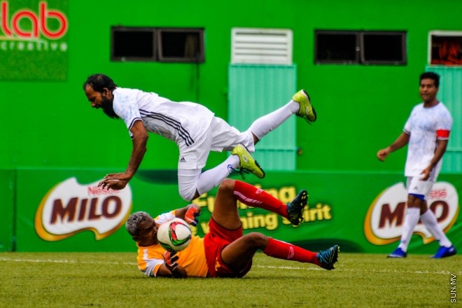 ރަމަޞާން ވެޓަރެންސް ކަޕްގައި ޔުނައިޓެޑް ވިކްޓަރީ އާއި ވިކްޓަރީ ކުޅުނު މެޗްގެ ތެރެއިން: ފުރިހަމަ ވަގުތު ދެ ޓީމް 2-2ގެ ނަތީޖާ އަކުން އެއްވަރު ވުމުން ނަތީޖާ ނެރެން ޖެހި ޕެނަލްޓީގައި 5-4ގެ ނަތީޖާ  އާއެކު މެޗު ކާމިޔާބް ކުރީ ޔުނައިޓެޑް ވިކްޓަރީ--- ސަން ފޮޓޯ/ މުހައްމަދު އަފްރާހް