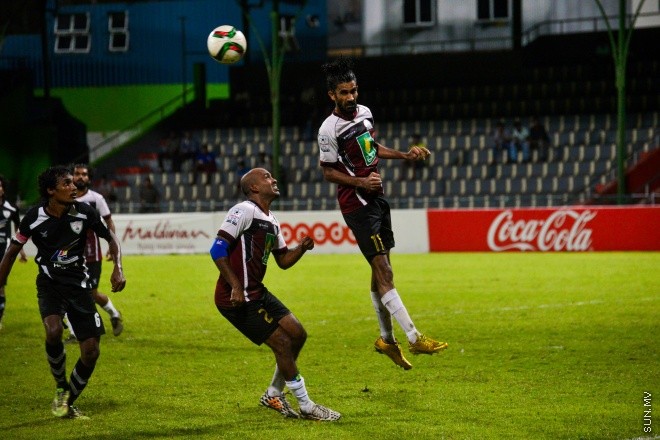 އުރީދޫ ދިވެހި ޕްރިމިއާ ލީގުގައި ބީޖީ ސްޕޯޓްސް އާއި ކްލަބު އީގަލްސް ކުޅުނު މެޗުގެ ތެރެއިން: ގައުމީ ފުޓްބޯޅަ ދަނޑުގައި ކުޅުނު އެ މެޗު ނިމިގެންދިޔައީ ދެ ޓީމުންކުރެ އެއްވެސް ޓީމަކަށް ލަނޑެއް ނުޖެހި އެއްވަރުވެގެން. ނުވަ ޕޮއިންޓާއެކު ލީގުގެ ދެ ވަނާގައި އީގަލްސް އޮތް އިރު، ލީގުގެ ހަތް ވަނައިގައި ބީޖީ އޮތީ ކުޅުނު ފަސް މެޗުން ލިބުނު ދެ ޕޮއިންޓާއެކު--- ސަން ފޮޓޯ/ މުހައްމަދު އަފްރާހް
