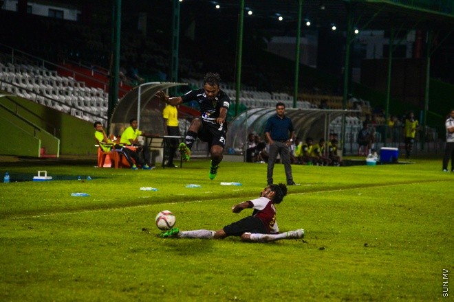 އުރީދޫ ދިވެހި ޕްރިމިއާ ލީގުގައި ބީޖީ ސްޕޯޓްސް އާއި ކްލަބު އީގަލްސް ކުޅުނު މެޗުގެ ތެރެއިން: ގައުމީ ފުޓްބޯޅަ ދަނޑުގައި ކުޅުނު އެ މެޗު ނިމިގެންދިޔައީ ދެ ޓީމުންކުރެ އެއްވެސް ޓީމަކަށް ލަނޑެއް ނުޖެހި އެއްވަރުވެގެން. ނުވަ ޕޮއިންޓާއެކު ލީގުގެ ދެ ވަނާގައި އީގަލްސް އޮތް އިރު، ލީގުގެ ހަތް ވަނައިގައި ބީޖީ އޮތީ ކުޅުނު ފަސް މެޗުން ލިބުނު ދެ ޕޮއިންޓާއެކު--- ސަން ފޮޓޯ/ މުހައްމަދު އަފްރާހް
