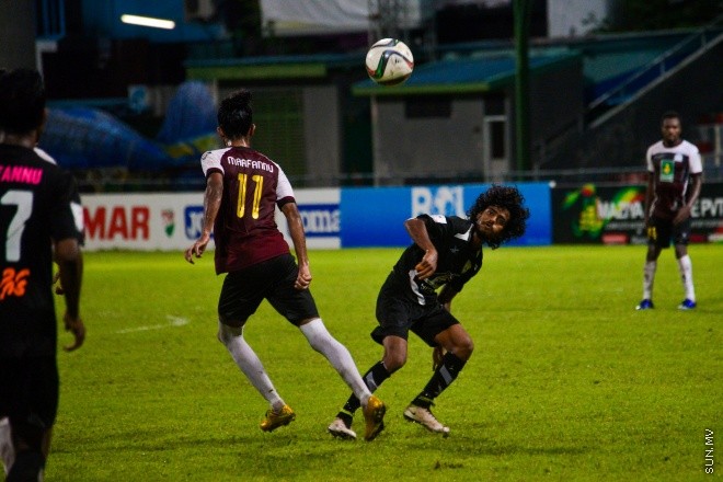 އުރީދޫ ދިވެހި ޕްރިމިއާ ލީގުގައި ބީޖީ ސްޕޯޓްސް އާއި ކްލަބު އީގަލްސް ކުޅުނު މެޗުގެ ތެރެއިން: ގައުމީ ފުޓްބޯޅަ ދަނޑުގައި ކުޅުނު އެ މެޗު ނިމިގެންދިޔައީ ދެ ޓީމުންކުރެ އެއްވެސް ޓީމަކަށް ލަނޑެއް ނުޖެހި އެއްވަރުވެގެން. ނުވަ ޕޮއިންޓާއެކު ލީގުގެ ދެ ވަނާގައި އީގަލްސް އޮތް އިރު، ލީގުގެ ހަތް ވަނައިގައި ބީޖީ އޮތީ ކުޅުނު ފަސް މެޗުން ލިބުނު ދެ ޕޮއިންޓާއެކު--- ސަން ފޮޓޯ/ މުހައްމަދު އަފްރާހް
