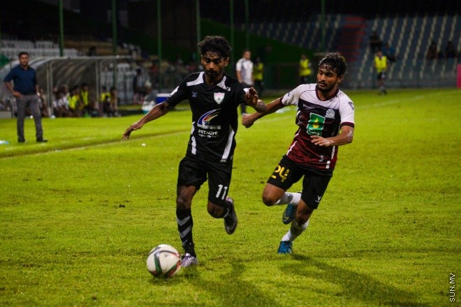 އުރީދޫ ދިވެހި ޕްރިމިއާ ލީގުގައި ބީޖީ ސްޕޯޓްސް އާއި ކްލަބު އީގަލްސް ކުޅުނު މެޗުގެ ތެރެއިން: ގައުމީ ފުޓްބޯޅަ ދަނޑުގައި ކުޅުނު އެ މެޗު ނިމިގެންދިޔައީ ދެ ޓީމުންކުރެ އެއްވެސް ޓީމަކަށް ލަނޑެއް ނުޖެހި އެއްވަރުވެގެން. ނުވަ ޕޮއިންޓާއެކު ލީގުގެ ދެ ވަނާގައި އީގަލްސް އޮތް އިރު، ލީގުގެ ހަތް ވަނައިގައި ބީޖީ އޮތީ ކުޅުނު ފަސް މެޗުން ލިބުނު ދެ ޕޮއިންޓާއެކު--- ސަން ފޮޓޯ/ މުހައްމަދު އަފްރާހް
