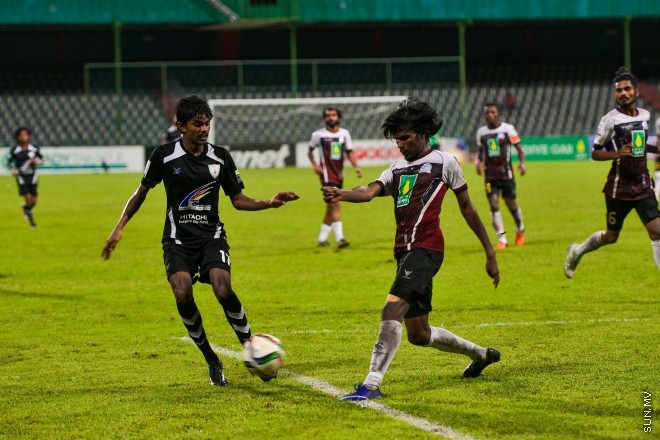 އުރީދޫ ދިވެހި ޕްރިމިއާ ލީގުގައި ބީޖީ ސްޕޯޓްސް އާއި ކްލަބު އީގަލްސް ކުޅުނު މެޗުގެ ތެރެއިން: ގައުމީ ފުޓްބޯޅަ ދަނޑުގައި ކުޅުނު އެ މެޗު ނިމިގެންދިޔައީ ދެ ޓީމުންކުރެ އެއްވެސް ޓީމަކަށް ލަނޑެއް ނުޖެހި އެއްވަރުވެގެން. ނުވަ ޕޮއިންޓާއެކު ލީގުގެ ދެ ވަނާގައި އީގަލްސް އޮތް އިރު، ލީގުގެ ހަތް ވަނައިގައި ބީޖީ އޮތީ ކުޅުނު ފަސް މެޗުން ލިބުނު ދެ ޕޮއިންޓާއެކު--- ސަން ފޮޓޯ/ މުހައްމަދު އަފްރާހް
