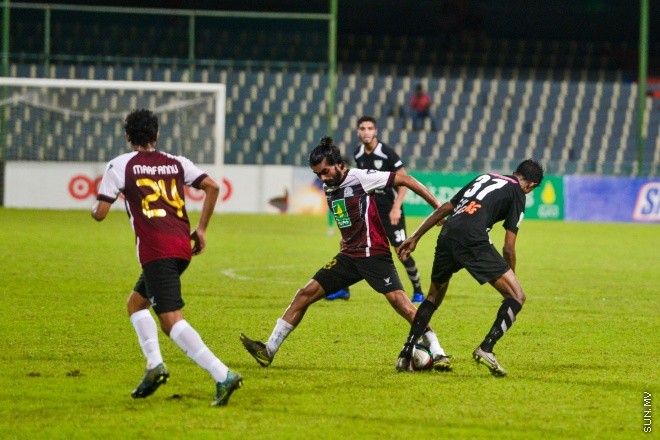 އުރީދޫ ދިވެހި ޕްރިމިއާ ލީގުގައި ބީޖީ ސްޕޯޓްސް އާއި ކްލަބު އީގަލްސް ކުޅުނު މެޗުގެ ތެރެއިން: ގައުމީ ފުޓްބޯޅަ ދަނޑުގައި ކުޅުނު އެ މެޗު ނިމިގެންދިޔައީ ދެ ޓީމުންކުރެ އެއްވެސް ޓީމަކަށް ލަނޑެއް ނުޖެހި އެއްވަރުވެގެން. ނުވަ ޕޮއިންޓާއެކު ލީގުގެ ދެ ވަނާގައި އީގަލްސް އޮތް އިރު، ލީގުގެ ހަތް ވަނައިގައި ބީޖީ އޮތީ ކުޅުނު ފަސް މެޗުން ލިބުނު ދެ ޕޮއިންޓާއެކު--- ސަން ފޮޓޯ/ މުހައްމަދު އަފްރާހް
