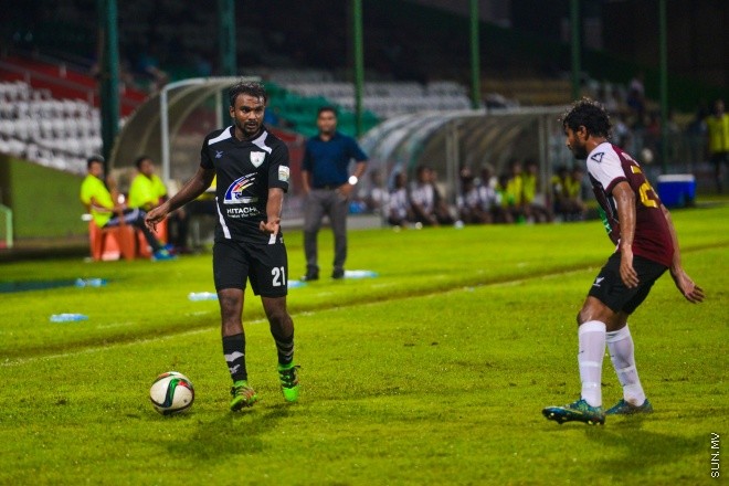 އުރީދޫ ދިވެހި ޕްރިމިއާ ލީގުގައި ބީޖީ ސްޕޯޓްސް އާއި ކްލަބު އީގަލްސް ކުޅުނު މެޗުގެ ތެރެއިން: ގައުމީ ފުޓްބޯޅަ ދަނޑުގައި ކުޅުނު އެ މެޗު ނިމިގެންދިޔައީ ދެ ޓީމުންކުރެ އެއްވެސް ޓީމަކަށް ލަނޑެއް ނުޖެހި އެއްވަރުވެގެން. ނުވަ ޕޮއިންޓާއެކު ލީގުގެ ދެ ވަނާގައި އީގަލްސް އޮތް އިރު، ލީގުގެ ހަތް ވަނައިގައި ބީޖީ އޮތީ ކުޅުނު ފަސް މެޗުން ލިބުނު ދެ ޕޮއިންޓާއެކު--- ސަން ފޮޓޯ/ މުހައްމަދު އަފްރާހް
