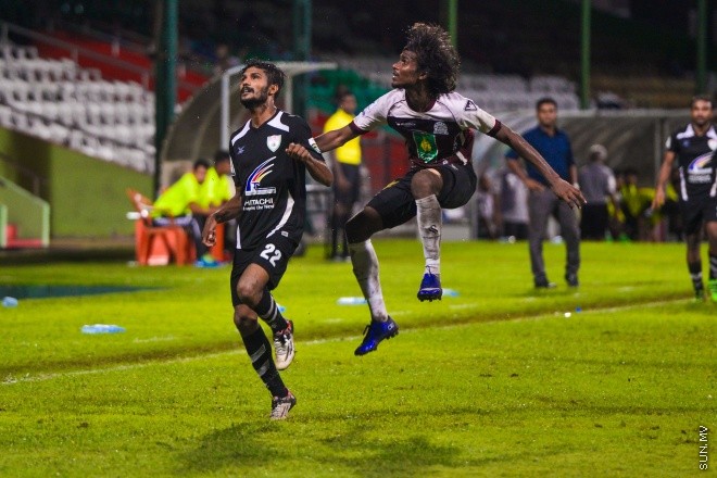 އުރީދޫ ދިވެހި ޕްރިމިއާ ލީގުގައި ބީޖީ ސްޕޯޓްސް އާއި ކްލަބު އީގަލްސް ކުޅުނު މެޗުގެ ތެރެއިން: ގައުމީ ފުޓްބޯޅަ ދަނޑުގައި ކުޅުނު އެ މެޗު ނިމިގެންދިޔައީ ދެ ޓީމުންކުރެ އެއްވެސް ޓީމަކަށް ލަނޑެއް ނުޖެހި އެއްވަރުވެގެން. ނުވަ ޕޮއިންޓާއެކު ލީގުގެ ދެ ވަނާގައި އީގަލްސް އޮތް އިރު، ލީގުގެ ހަތް ވަނައިގައި ބީޖީ އޮތީ ކުޅުނު ފަސް މެޗުން ލިބުނު ދެ ޕޮއިންޓާއެކު--- ސަން ފޮޓޯ/ މުހައްމަދު އަފްރާހް
