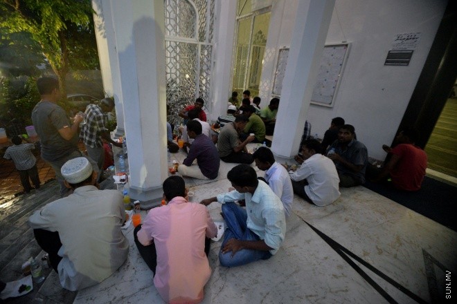 މާލޭގެ މިސްކިތެއްގައި ރޯދަ ވީއްލަން ބަޔަކު ތައްޔާރު ވަނީ: ރަމަޟާން މަހު މިސްކިތްތަކައް ރޯދަ ވީއްލަންދާ މީހުންގެ ތެރެއިން ގިނަނީ ބިދޭސީންނެ --- ސަން ފޮޓޯ/ މުހައްމަދު އަފްރާހް