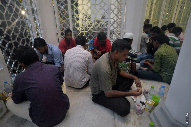 މާލޭގެ މިސްކިތެއްގައި ރޯދަ ވީއްލަން ބަޔަކު ތައްޔާރު ވަނީ: ރަމަޟާން މަހު މިސްކިތްތަކައް ރޯދަ ވީއްލަންދާ މީހުންގެ ތެރެއިން ގިނަނީ ބިދޭސީންނެ --- ސަން ފޮޓޯ/ މުހައްމަދު އަފްރާހް