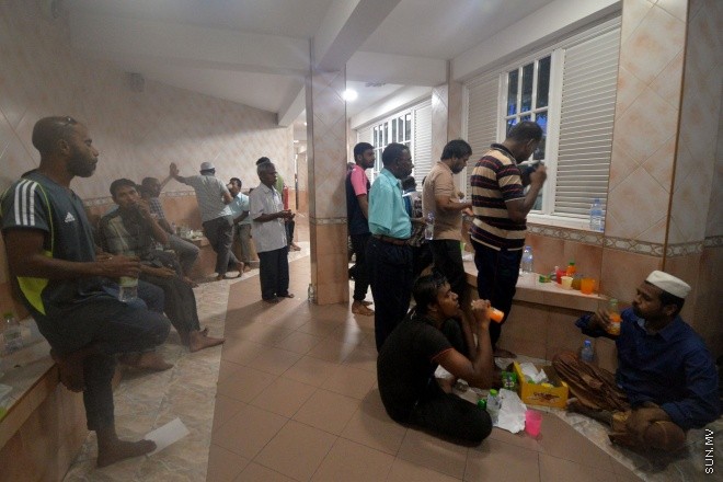 މާލޭގެ މިސްކިތެއްގައި ރޯދަ ވީއްލަން ބަޔަކު ތައްޔާރު ވަނީ: ރަމަޟާން މަހު މިސްކިތްތަކައް ރޯދަ ވީއްލަންދާ މީހުންގެ ތެރެއިން ގިނަނީ ބިދޭސީންނެ --- ސަން ފޮޓޯ/ މުހައްމަދު އަފްރާހް