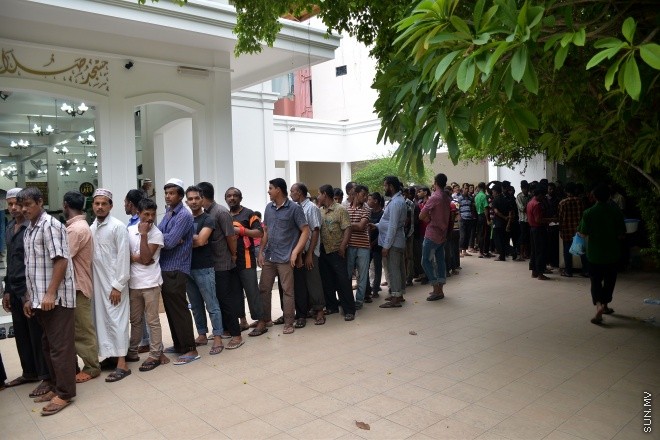 މާލޭގެ މިސްކިތެއްގައި ރޯދަ ވީއްލަން ބަޔަކު ތައްޔާރު ވަނީ: ރަމަޟާން މަހު މިސްކިތްތަކައް ރޯދަ ވީއްލަންދާ މީހުންގެ ތެރެއިން ގިނަނީ ބިދޭސީންނެ --- ސަން ފޮޓޯ/ މުހައްމަދު އަފްރާހް