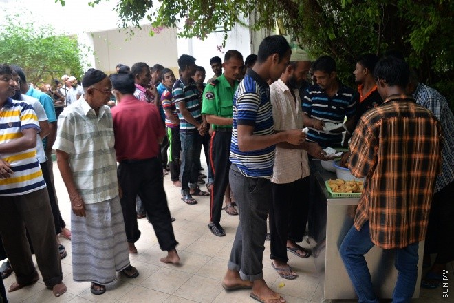 މާލޭގެ މިސްކިތެއްގައި ރޯދަ ވީއްލަން ބަޔަކު ތައްޔާރު ވަނީ: ރަމަޟާން މަހު މިސްކިތްތަކައް ރޯދަ ވީއްލަންދާ މީހުންގެ ތެރެއިން ގިނަނީ ބިދޭސީންނެ --- ސަން ފޮޓޯ/ މުހައްމަދު އަފްރާހް