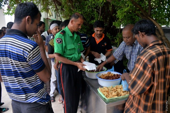 މާލޭގެ މިސްކިތެއްގައި ރޯދަ ވީއްލަން ބަޔަކު ތައްޔާރު ވަނީ: ރަމަޟާން މަހު މިސްކިތްތަކައް ރޯދަ ވީއްލަންދާ މީހުންގެ ތެރެއިން ގިނަނީ ބިދޭސީންނެ --- ސަން ފޮޓޯ/ މުހައްމަދު އަފްރާހް