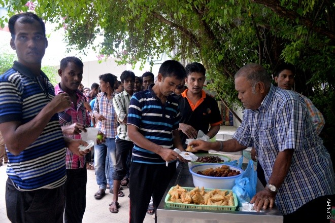 މާލޭގެ މިސްކިތެއްގައި ރޯދަ ވީއްލަން ބަޔަކު ތައްޔާރު ވަނީ: ރަމަޟާން މަހު މިސްކިތްތަކައް ރޯދަ ވީއްލަންދާ މީހުންގެ ތެރެއިން ގިނަނީ ބިދޭސީންނެ --- ސަން ފޮޓޯ/ މުހައްމަދު އަފްރާހް