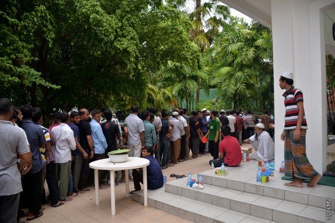 މާލޭގެ މިސްކިތެއްގައި ރޯދަ ވީއްލަން ބަޔަކު ތައްޔާރު ވަނީ: ރަމަޟާން މަހު މިސްކިތްތަކައް ރޯދަ ވީއްލަންދާ މީހުންގެ ތެރެއިން ގިނަނީ ބިދޭސީންނެ --- ސަން ފޮޓޯ/ މުހައްމަދު އަފްރާހް