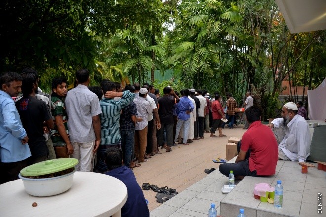 މާލޭގެ މިސްކިތެއްގައި ރޯދަ ވީއްލަން ބަޔަކު ތައްޔާރު ވަނީ: ރަމަޟާން މަހު މިސްކިތްތަކައް ރޯދަ ވީއްލަންދާ މީހުންގެ ތެރެއިން ގިނަނީ ބިދޭސީންނެ --- ސަން ފޮޓޯ/ މުހައްމަދު އަފްރާހް