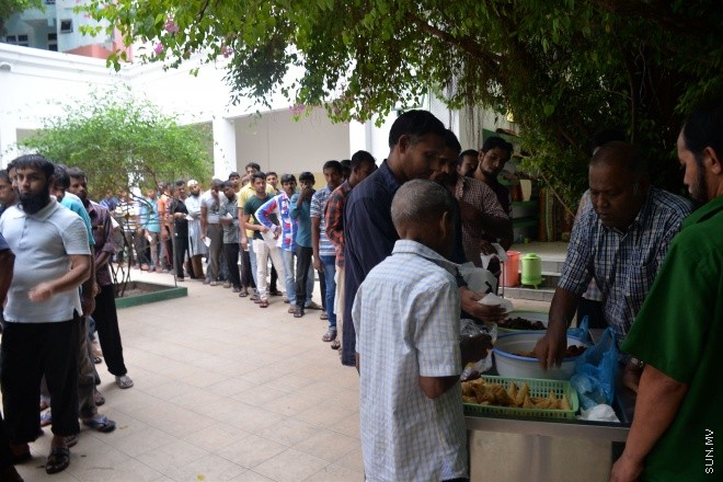 މާލޭގެ މިސްކިތެއްގައި ރޯދަ ވީއްލަން ބަޔަކު ތައްޔާރު ވަނީ: ރަމަޟާން މަހު މިސްކިތްތަކައް ރޯދަ ވީއްލަންދާ މީހުންގެ ތެރެއިން ގިނަނީ ބިދޭސީންނެ --- ސަން ފޮޓޯ/ މުހައްމަދު އަފްރާހް