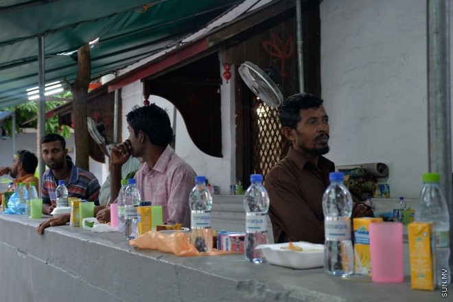 މާލޭގެ މިސްކިތެއްގައި ރޯދަ ވީއްލަން ބަޔަކު ތައްޔާރު ވަނީ: ރަމަޟާން މަހު މިސްކިތްތަކައް ރޯދަ ވީއްލަންދާ މީހުންގެ ތެރެއިން ގިނަނީ ބިދޭސީންނެ --- ސަން ފޮޓޯ/ މުހައްމަދު އަފްރާހް