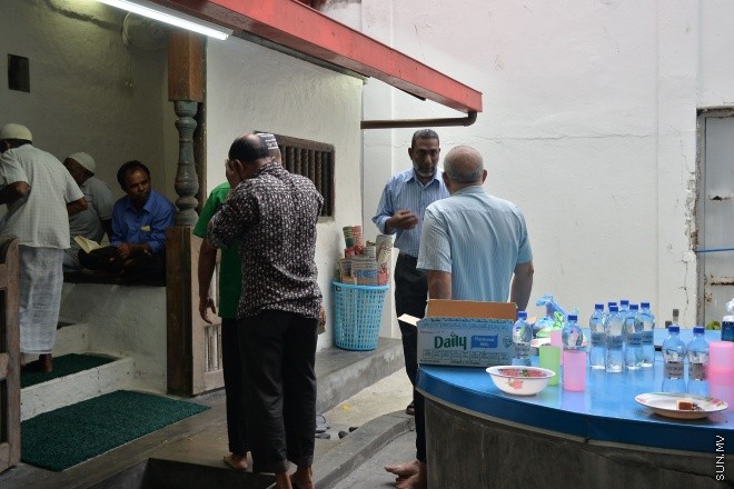 މާލޭގެ މިސްކިތެއްގައި ރޯދަ ވީއްލަން ބަޔަކު ތައްޔާރު ވަނީ: ރަމަޟާން މަހު މިސްކިތްތަކައް ރޯދަ ވީއްލަންދާ މީހުންގެ ތެރެއިން ގިނަނީ ބިދޭސީންނެ --- ސަން ފޮޓޯ/ މުހައްމަދު އަފްރާހް