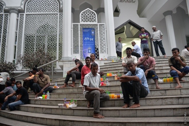 މާލޭގެ މިސްކިތެއްގައި ރޯދަ ވީއްލަން ބަޔަކު ތައްޔާރު ވަނީ: ރަމަޟާން މަހު މިސްކިތްތަކައް ރޯދަ ވީއްލަންދާ މީހުންގެ ތެރެއިން ގިނަނީ ބިދޭސީންނެ --- ސަން ފޮޓޯ/ މުހައްމަދު އަފްރާހް