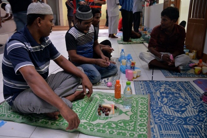 މާލޭގެ މިސްކިތެއްގައި ރޯދަ ވީއްލަން ބަޔަކު ތައްޔާރު ވަނީ: ރަމަޟާން މަހު މިސްކިތްތަކައް ރޯދަ ވީއްލަންދާ މީހުންގެ ތެރެއިން ގިނަނީ ބިދޭސީންނެ --- ސަން ފޮޓޯ/ މުހައްމަދު އަފްރާހް
