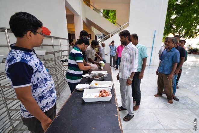މާލޭގެ މިސްކިތެއްގައި ރޯދަ ވީއްލަން ބަޔަކު ތައްޔާރު ވަނީ: ރަމަޟާން މަހު މިސްކިތްތަކައް ރޯދަ ވީއްލަންދާ މީހުންގެ ތެރެއިން ގިނަނީ ބިދޭސީންނެ --- ސަން ފޮޓޯ/ މުހައްމަދު އަފްރާހް
