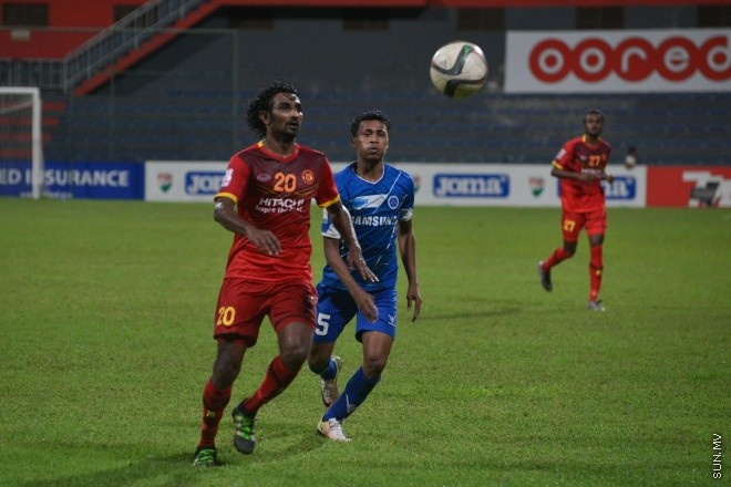 އުރީދު ދިވެހި ލީގުގައި ނިއުރޭޑިއަންޓް އާއި ވިކްޓަރީ ސްޕޯޓްސް ބައްދަލު ކުރި މެޗްގެ ތެރެއިން: ގައުމީ ފުޓްބޯޅަ ދަނޑުގައި މިރޭ ކުޅުނު އެ މެޗު ނިމިފައި ވަނީ ދެ ޓީމުން ކުރެ އެއްވެސް ޓީމަކަށް ލަނޑެއް ނުޖެހި އެއްވަރުވެގެން--- ސަން ފޮޓޯ/ މުހައްމަދު އަފްރާހް