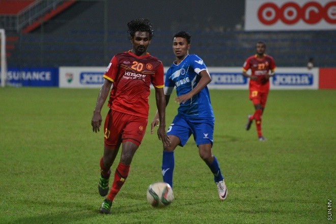 އުރީދު ދިވެހި ލީގުގައި ނިއުރޭޑިއަންޓް އާއި ވިކްޓަރީ ސްޕޯޓްސް ބައްދަލު ކުރި މެޗްގެ ތެރެއިން: ގައުމީ ފުޓްބޯޅަ ދަނޑުގައި މިރޭ ކުޅުނު އެ މެޗު ނިމިފައި ވަނީ ދެ ޓީމުން ކުރެ އެއްވެސް ޓީމަކަށް ލަނޑެއް ނުޖެހި އެއްވަރުވެގެން--- ސަން ފޮޓޯ/ މުހައްމަދު އަފްރާހް