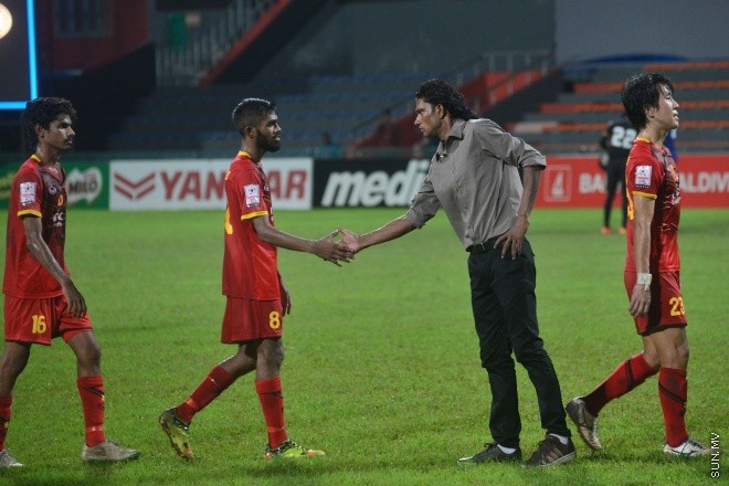 އުރީދު ދިވެހި ލީގުގައި ނިއުރޭޑިއަންޓް އާއި ވިކްޓަރީ ސްޕޯޓްސް ބައްދަލު ކުރި މެޗްގެ ތެރެއިން: ގައުމީ ފުޓްބޯޅަ ދަނޑުގައި މިރޭ ކުޅުނު އެ މެޗު ނިމިފައި ވަނީ ދެ ޓީމުން ކުރެ އެއްވެސް ޓީމަކަށް ލަނޑެއް ނުޖެހި އެއްވަރުވެގެން--- ސަން ފޮޓޯ/ މުހައްމަދު އަފްރާހް