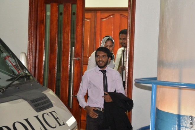 ހުކުމަށް ފަހު އަދީބުގެ ވަކީލުން ކޯޓުން ނުކުންނަނީ--- ސަން ފޮޓޯ/ އަފްރާހް
