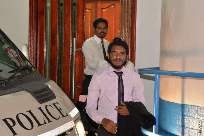 ހުކުމަށް ފަހު އަދީބުގެ ވަކީލުން ކޯޓުން ނުކުންނަނީ--- ސަން ފޮޓޯ/ އަފްރާހް