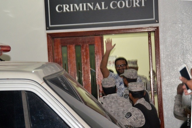 ހުކުމަށްފަހު ކޯޓުން ނެރުމުން، އަދީބު ހަނާއަޅުއްވަނީ: ކުރީގެ ނައިބު ރައީސް އަހުމަދު އަދީބުގެ މައްޗަށް އިއްވި ތިން ވަނަ ހުކުމާއެކު އޭނާގެ ޖަލު ހުކުމްތަކުގެ މުއްދަތު 33 އަހަރަށް އަރައިފި--- ސަން ފޮޓޯ/ އަފްރާހް