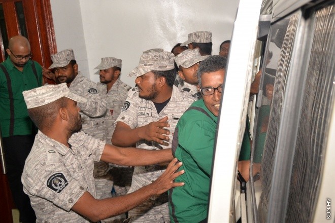 ހުކުމަށް ފަހު ޒިޔަރު އާއި ހާމިދު މާފުށީ ޖަލަށް ގެންދިއުމަށް ކަރެކްޝަންގެ ވެހިކަލަށް އަރުވަނީ: ޅ. މާބިންހުރާގައި ޓޫރިސްޓް ރިސޯޓެއް ތަރައްގީކުރުމަށް ކުރެއްދޫ ހޯލްޑިންގްސް އަށް ކުއްޔަށްދޫކުރުމުން އެކުއިޒިޝަން ކޮސްޓުގެ ގޮތުގައި ދައުލަތަށް ލިބުނު ފަސް މިލިއަން ޑޮލަރަށް ޚިޔާނާތްތެރިވުމުގައި އެމްއެމްޕީއާރްސީގެ ކުރީގެ މެނޭޖިން ޑިރެކްޓަރު އަބްދުﷲ ޒިޔަތު ބައިވެރިވި ކަމަށް ސާބިތުވާތީ ޒިޔަތު 8 އަހަރަށް ޖަލައް ލުމަށް ވަނީ ހުކުމް ކޮއްފަ، އަދި ހަމައެހެންމެ މ. ޝުރާމަންޒިލް ހާމިދު އިސްމާއީލް ވެސް އެ ޚިޔާނާތުގައި ބައިވެރިވިކަން ސާބިތުވާތީ އޭނާ ދެ އަހަރާއި ނުވަ މަހާއި 18 ދުވަހަށް ޖަލަށްލުމަށް ވަނީ ހުކުމް ކޮށްފަ--- ސަން ފޮޓޯ/ މުހަންމަދު އަފްރާހް