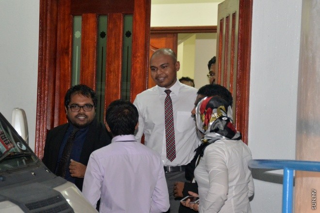 ޅ. މާބިންހުރާގައި ޓޫރިސްޓް ރިސޯޓެއް ތަރައްގީކުރުމަށް ކުރެއްދޫ ހޯލްޑިންގްސް އަށް ކުއްޔަށްދޫކުރުމުން އެކުއިޒިޝަން ކޮސްޓުގެ ގޮތުގައި ދައުލަތަށް ލިބުނު ފަސް މިލިއަން ޑޮލަރަށް ޚިޔާނާތްތެރިވުމުގެ މައްސަލަ އަށް ފަހު ދައުލަތުގެ ވަކީލު ކުރިމިނަލް ކޯޓުން ނުކުންނަނީ--- ސަން ފޮޓޯ/ މުހަންމަދު އަފްރާހް