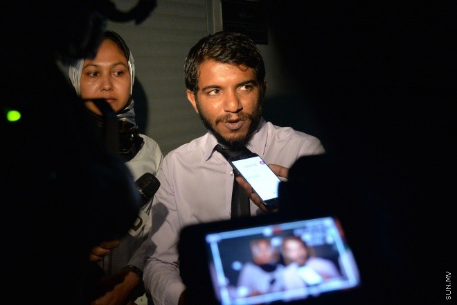 ހުކުމަށް ފަހު އަދީބުގެ ވަކީލު ނޫސްވެރިނާ މައުލޫމާތު ދެނީ--- ސަން ފޮޓޯ/ އަފްރާހް