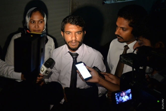 ހުކުމަށް ފަހު އަދީބުގެ ވަކީލު ނޫސްވެރިނާ މައުލޫމާތު ދެނީ--- ސަން ފޮޓޯ/ އަފްރާހް