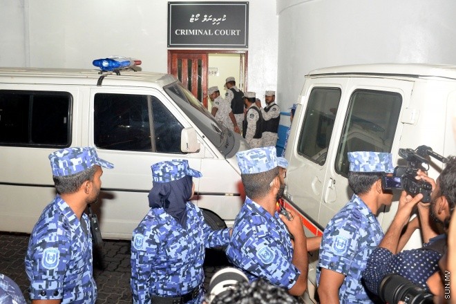 އަދީބާއި ޒިޔަތު އަދި ހާމިދަށް ހުކުމް ކުރި ވަގުތު އެސް އޯ ފުލުހުން ކްރިމިނަލް ކޯޓުކައިރީ ހަރަކާތްތެރިވަނީ: މީޑިއާއަށްވެސް ކައިރިނުވެވޭ ގޮތަށް ސަރަހައްދު ބަންދުކޮށް ފޮޓޯ ނުނެގޭގޮތަށް ފުލުހުން ވަނީ ހުރަސްއަޅާފައި--- ސަން ފޮޓޯ/ މުހައްމަދު އަފްރާހް