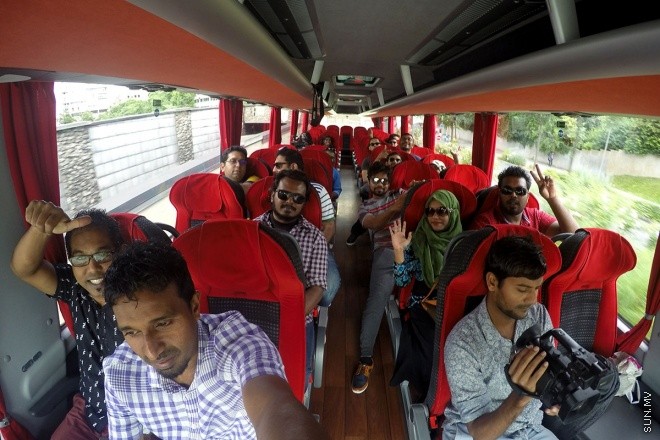ކޮކާ ކޯލާ ޔޫރޯ 2016 ޕްރޮމޯޝަންގެ ނަސީބުވެރީންގެ ތެރެއިން ޕެރިސް ދަރުތު ލިބުނު ބައިވެރީންގެ ޓީމު ސައިޓް ސީންއަށް ނައްޓާލަނީ -- ސަން ފޮޓޯ: އަހްމަދު މުޖްތަބާ 
