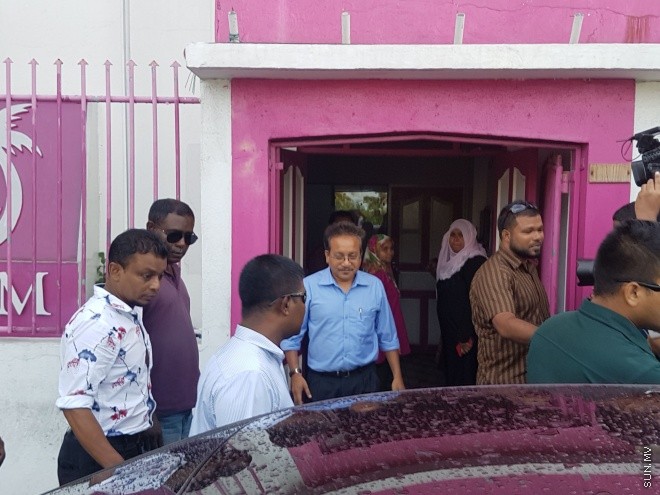 ޖޫން 30، 2016: ޕީޕީއެމް ހަރުދަނާކުރަން ކޮމެޓީއެއް އެކުލަވާލަން ބޭއްވި ބައްދަލުވުމަށް ފަހު ހަމްދޫން ހަމީދު ޕީޕީއެމް އޮފީހުން ނިކުންނަނީ --- ސަން ފޮޓޯ/ އަހުމަދު އާޒިފް