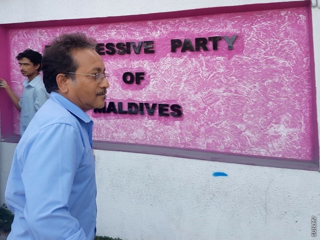 ޖޫން 30، 2016: ޕީޕީއެމް ހަރުދަނާކުރަން ކޮމެޓީއެއް އެކުލަވާލަން ބޭއްވި ބައްދަލުވުމަށް ފަހު ހަމްދޫން ހަމީދު ޕީޕީއެމް އޮފީހުން ނިކުންނަނީ --- ސަން ފޮޓޯ/ އަހުމަދު އާޒިފް