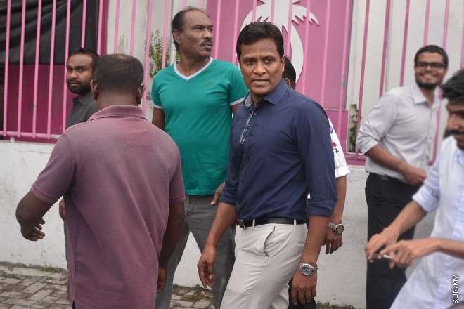 ޖޫން 30، 2016: ޕީޕީއެމް ހަރުދަނާކުރަން ކޮމެޓީއެއް އެކުލަވާލަން ބޭއްވި ބައްދަލުވުމަށް ފަހު އުމަރު ނަސީރު ޕީޕީއެމް އޮފީހުން ނިކުންނަނީ --- ސަން ފޮޓޯ/ މުހައްމަދު އަފްރާހް