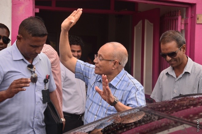 ޖޫން 30، 2016: ޕީޕީއެމް ހަރުދަނާކުރަން ކޮމެޓީއެއް އެކުލަވާލަން ބޭއްވި ބައްދަލުވުމަށް ފަހު ޕާޓީގެ ރައީސް މައުމޫނު އަބްދުލް ޤައްޔޫމް ޕީޕީއެމް އޮފީހުން ނިކުންނަނީ --- ސަން ފޮޓޯ/ މުހައްމަދު އަފްރާހް