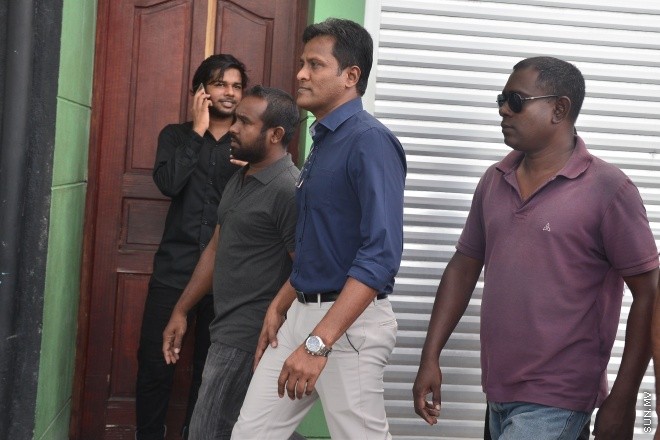 ޖޫން 30، 2016: ޕީޕީއެމް ހަރުދަނާކުރަން ކޮމެޓީއެއް އެކުލަވާލަން ބޭއްވި ބައްދަލުވުމަށް ފަހު އުމަރު ނަސީރު ޕީޕީއެމް އޮފީހުން ނިކުންނަނީ --- ސަން ފޮޓޯ/ މުހައްމަދު އަފްރާހް