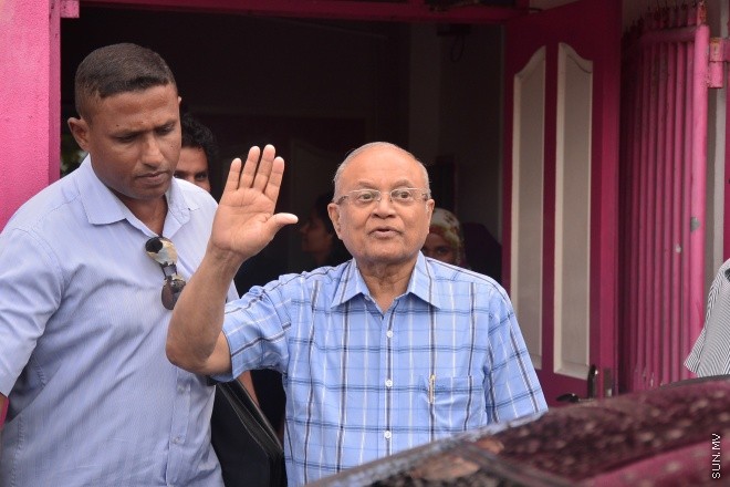 ޖޫން 30، 2016: ޕީޕީއެމް ހަރުދަނާކުރަން ކޮމެޓީއެއް އެކުލަވާލަން ބޭއްވި ބައްދަލުވުމަށް ފަހު ޕާޓީގެ ރައީސް މައުމޫނު އަބްދުލް ޤައްޔޫމް ޕީޕީއެމް އޮފީހުން ނިކުންނަނީ : މައުމޫން ވަނީ ޕީޕީއެމް އޮފީސް ދޮރުމަތީގަ ތިބި މީހުންނަށް ހަނަ އަޅާ އީދު މުބާެރިކް ކިޔާފަ --- ސަން ފޮޓޯ/ މުހައްމަދު އަފްރާހް